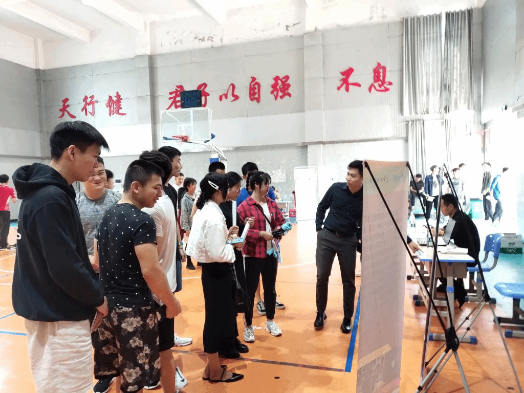 同学们积极与招聘单位了解交流