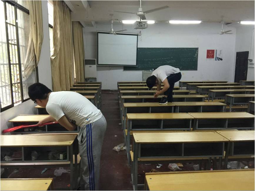 学生干部在打扫卫生