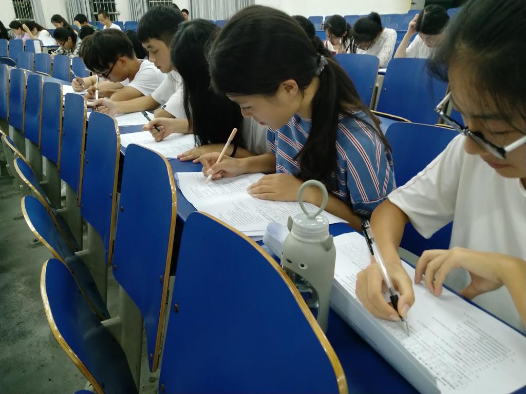 选手认真作答