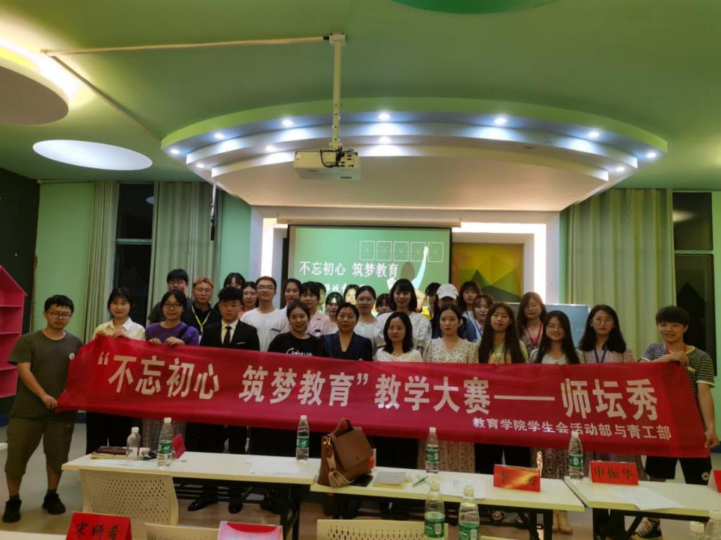 全体工作人员合影留念