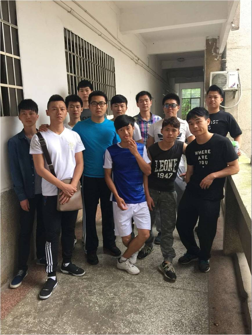 学生干部与徐彬老师合影