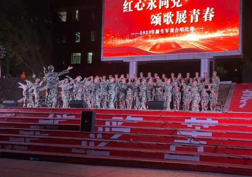 (金沙官网新生在舞台上的精彩演出)