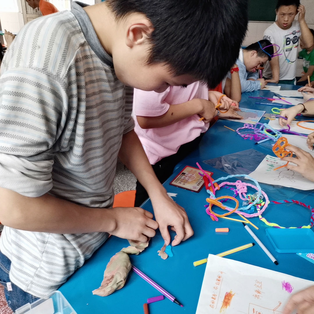 (志愿者与特殊学校孩子互动二)